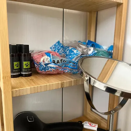 Andrew's Place Gjashtë